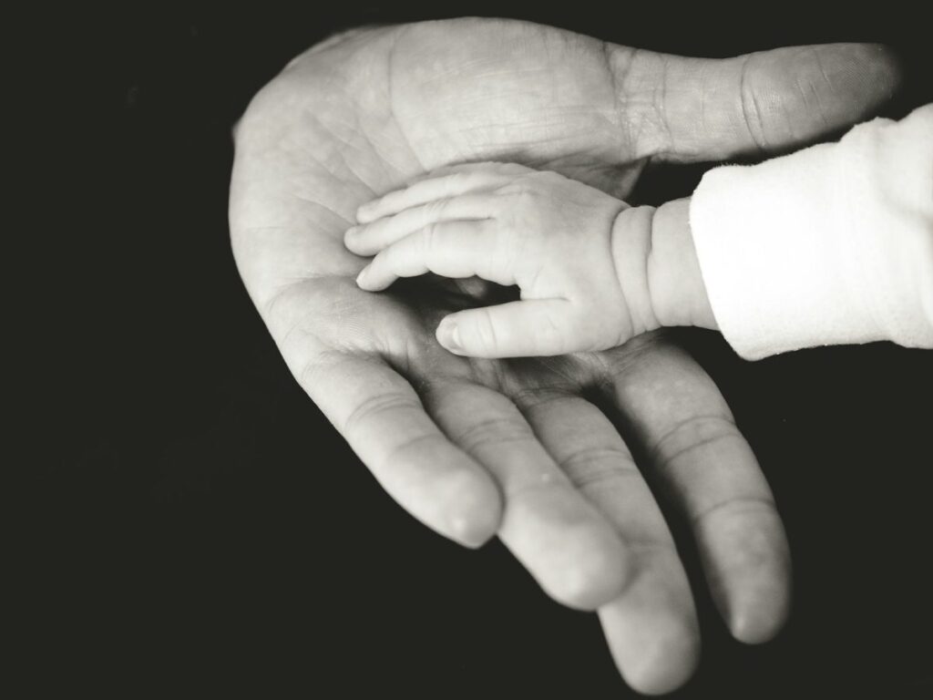 Ouder en kind hand in hand - jeugdrechtbank - Advocatenkantoor Van Oyen